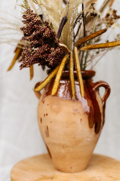 Aardewerk handgemaakte pot met droogbloemen