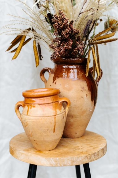 Handgemaakte aardewerk pot droogbloemen