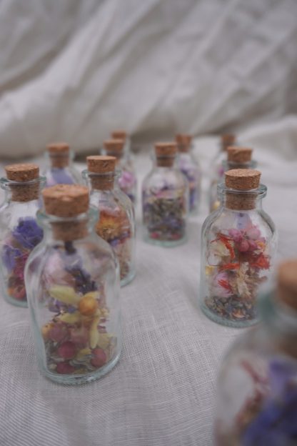 Droogbloemen cadeau klein, kleurrijk flesje